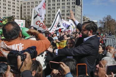En horario laboral: Asesor del Minvu organizó manifestación en La Moneda donde habló Boric