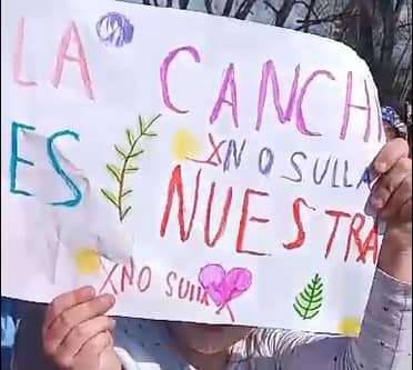 "Es nuestra": Alumnos temen perder cancha del Colegio La Obra de Los Niches