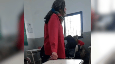 Profesora trató de "pelotudos" a sus alumnos por votar a Milei en Argentina