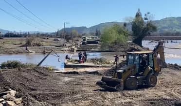 Agricultores de Villa Prat intentan recuperar caminos por sus propios medios