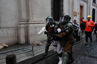 Tres detenidos y dos carabineros heridos deja marcha ad portas del 11 de septiembre