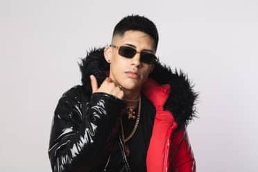 Detienen a cantante urbano Cris MJ por porte ilegal de droga en Santiago