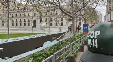 Manifestantes destrozan acceso al Palacio de La Moneda