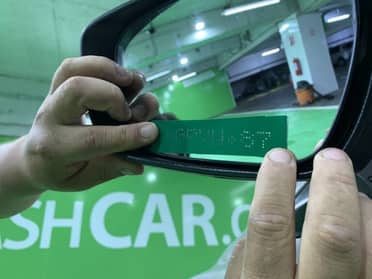 Comienza a regir norma que obliga a grabar patente de vehículos en vidrios y espejos