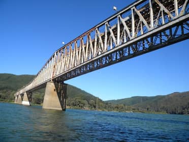 Menor de edad cae al río Maule desde puente ferroviario de Constitución
