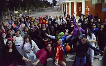 La "Zumba Halloween" se vivió en el Estadio La Granja de Curicó
