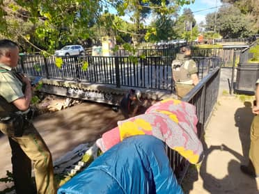Carabineros desalojó a sujetos que ocupaban puente de Plaza de Romeral para consumir drogas y dormir