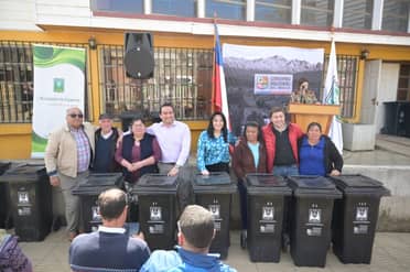 Gobierno Regional del Maule entregó nuevos contenedores de basura a familias de Empedrado