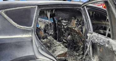 Delincuentes queman camioneta con persona en su interior en Santiago Centro
