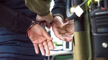Sujetos fueron detenidos por porte de arma frente al Mall Curicó