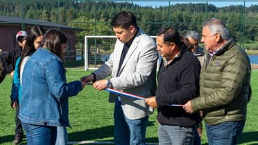 Vichuquén inaugura nueva cancha de pasto sintético en Llico