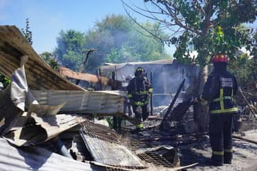 Municipio de Curicó comprometió ayuda a damnificados por incendio en Villa Santa Carmen de Tutuquén