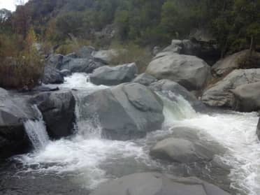 Buscan a pescador que cayó a estero cordillerano de Los Queñes