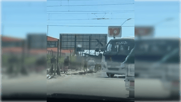 Denuncian a conductor de locomoción pública que cruzó línea férrea con las barreras abajo