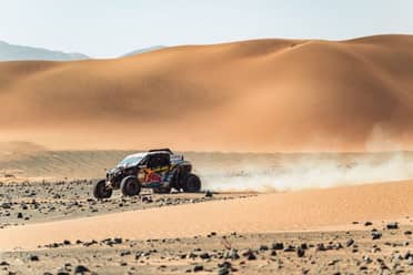 Hijo de Niki Lauda ayudó a Chaleco tras quedar atascado en un río en el Dakar