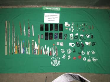 Gendarmería realiza primer allanamiento del año en el Maule: Encuentran armas blancas, celulares y drogas