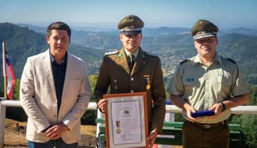 Municipalidad de Vichuquén condecoró a seis carabineros por su labor