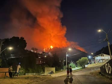 Gran incendio forestal afecta cerro Los Molinos en Constitución