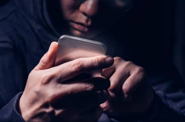 Víctimas de robo caen en la trampa de la compraventa de vehículo por internet: delincuente se lleva 2 millones de pesos y celulares