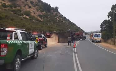 Tres personas resultaron heridas en colisión entre camión y automóvil en camino a Los Coipos
