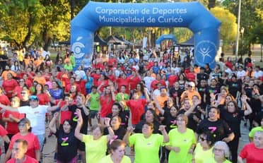Exitosa zumbatón familiar cerró actividades de verano en Curicó