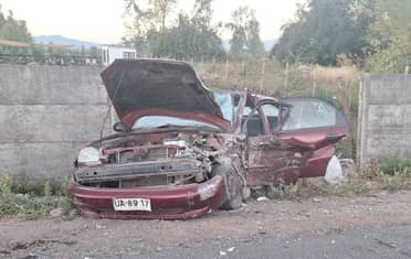 Conductor quedó en riesgo vital tras colisionar con minibús y chocar un muro en Romeral