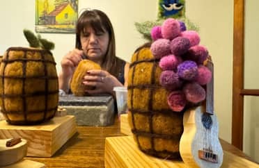 Artista local fabricó galardones que se entregarán en la Fiesta de la Vendimia de Chile 2024