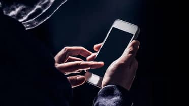 Policía de Curicó busca a cliente bancario que hurtó celulares y dejó su carnet