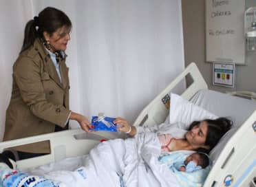 Multihogar entregó regalos a nuevas madres en el Hospital de Curicó