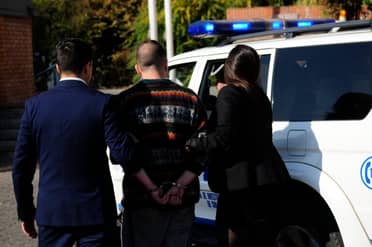 Sujeto que lanzaba drogas a la cárcel de Curicó quedó en prisión preventiva