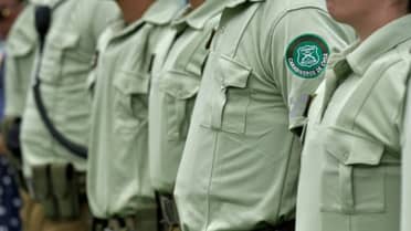 Doce carabineros fueron detenidos por diversos delitos en Santiago