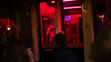 Excarabineros se hicieron pasar por fiscalizadores para obtener favores sexuales en club nocturno de Santiago