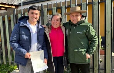 Municipio de Sagrada Familia entregó becas a estudiantes de educación superior