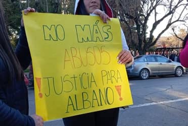 Estudiantes de Liceo Polivalente de Molina se manifestaron y piden justicia por profesor fallecido que habría sufrido acoso laboral