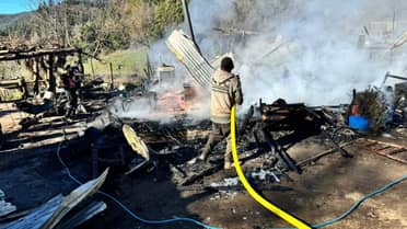 Funcionario de la CONAF lo perdió todo en voraz incendio de su casa en Radal