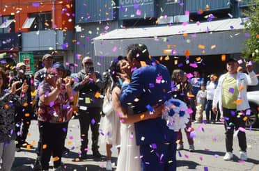 ¡Se casaron! Pareja que se conoció en un centro de acogida celebró en plena vía pública de Curicó