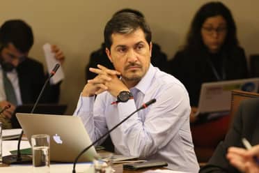 Diputado Rey denunció ante Fiscalía nuevo hallazgo de cartas certificadas a pacientes en listas de espera del Hospital de Talca