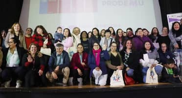 Mujeres cuidadoras de Molina recibieron credenciales y celulares