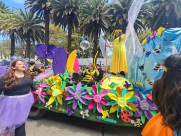Comparsa masiva y carros alegóricos inauguraron la Feria del Libro 2024
