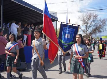 Autoridades e instituciones participaron de desfile por aniversario de Curicó en Los Niches