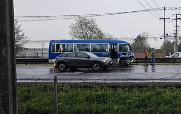 Grave colisión entre minibús y camión frente a Romeral: hay varios heridos