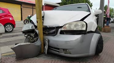Sujetos que escapaban de Carabineros chocaron con un poste en el centro de Curicó