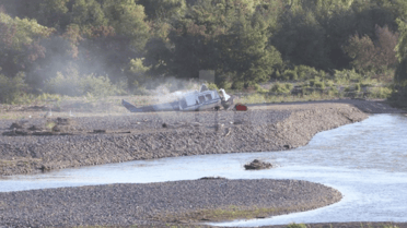 Helicóptero que combatía incendio forestal en Rauco se precipita al río Mataquito