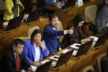 Diputado Rey valoró prohibición de tratamientos hormonales para cambio de género en niños