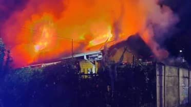 Incendio consume dos viviendas en Santos Martínez de Curicó