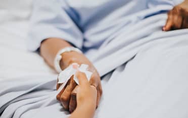 Adulto mayor atacado por perros recibe el alta médica tras dos semanas de hospitalización