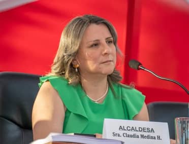 Alcaldesa de Rauco desmiente "estratosférico" aumento de horas extras, aunque reconoce alza