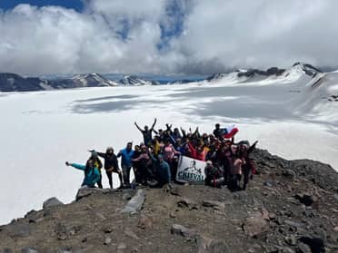 Trekkeros curicanos conquistan el Volcán Sollipulli
