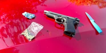 Sorprenden a pareja con fuegos artificiales, pistola y drogas en Cerro Condell