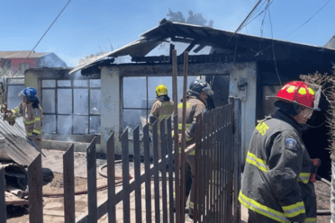 Incendio en sector Santa Fe de Curicó destruyó vivienda y dejó a familia damnificada
